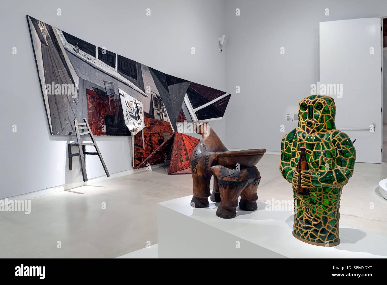 Sculture Balbal di Smagul Guliyev e Centauro di Mahsut Kulmentegi davanti all'installazione Between Spaces di Sayan Baigaliyev presso il Museo di Almaty di A Foto Stock
