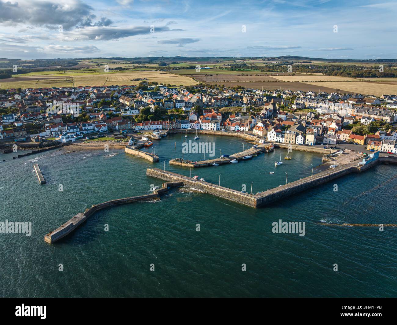 Vista aerea del frangiflutti nel porto di St Monans sulla costa di Fife, Scozia. Foto Stock