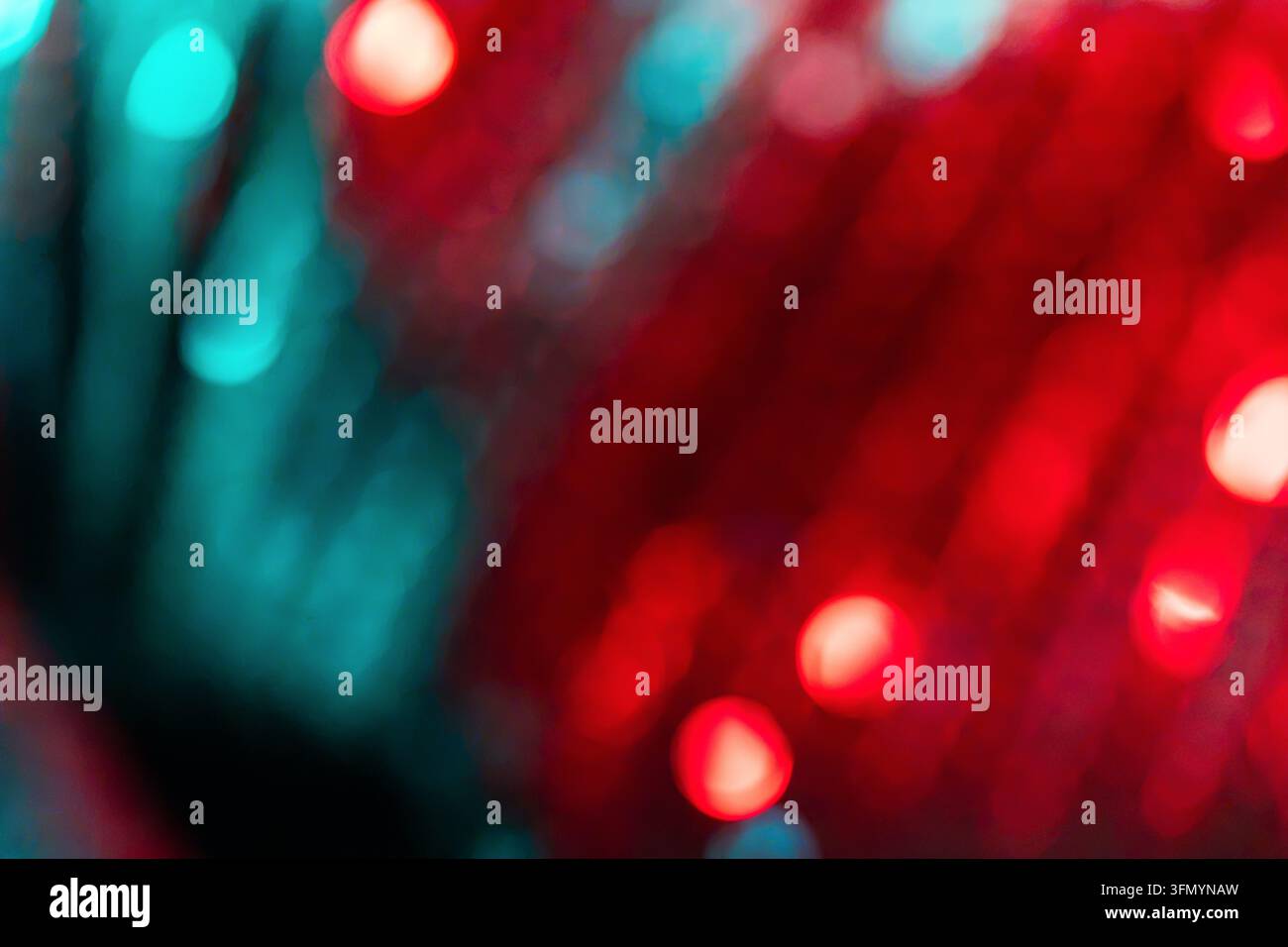 Sfondo luminoso astratto rosso e turchese con cerchi sfocati morbidi, riflessi luminosi e ombre scure, che creano una texture atmosferica vibrante Foto Stock