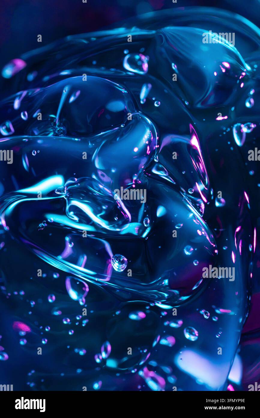 Prima abstracta di forme di vetro liquido blu e magenta lucide con bolle intrappolate, riflessi luminosi e superfici trasparenti lisce che creano un Foto Stock