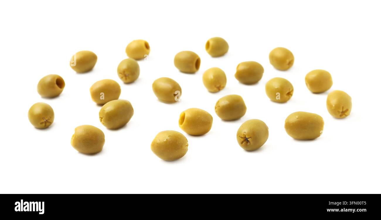 Deliziose olive verdi marinate isolate su bianco Foto Stock