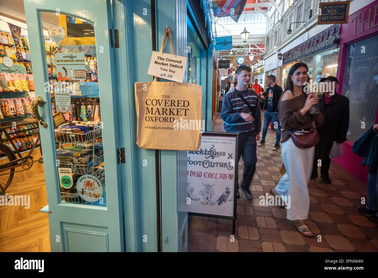 Borse tote che pubblicizzano Oxford Covered Market, Oxford UK Foto Stock