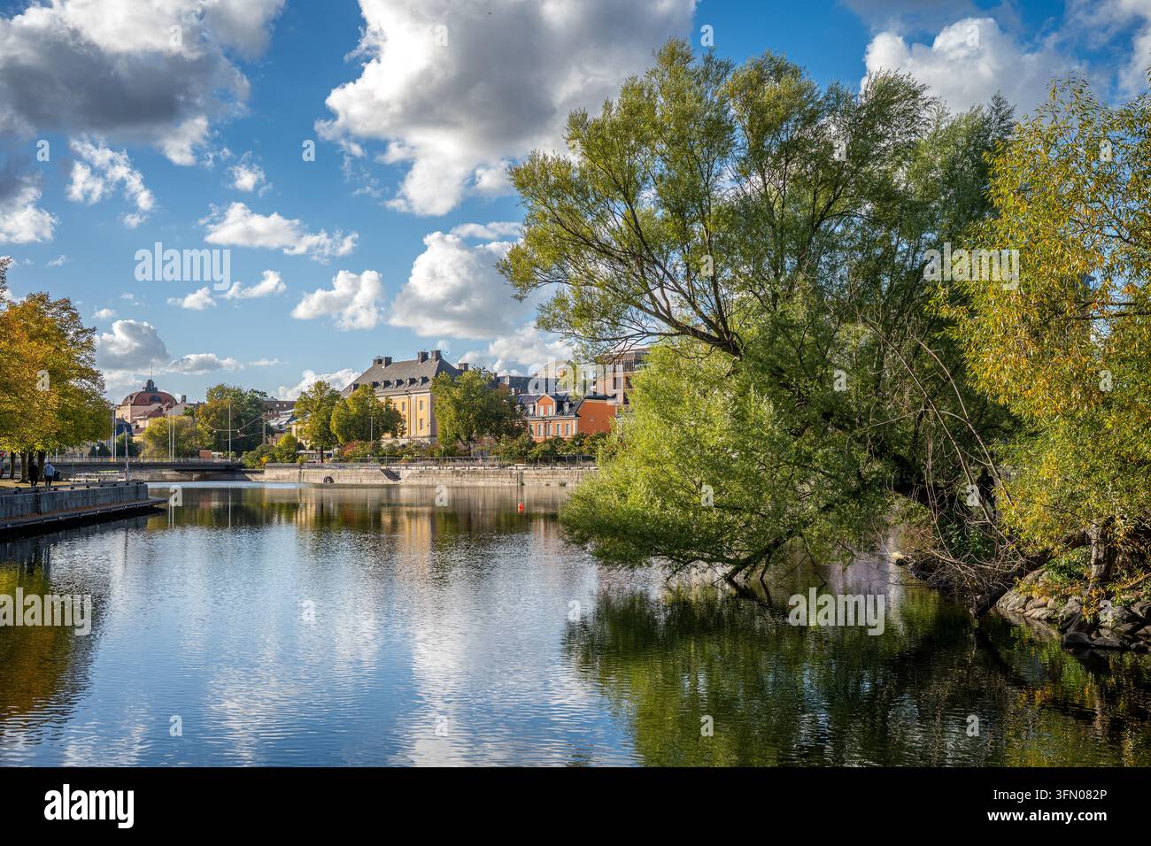 Norrköping e l'isoletta Strömsholmen nel fiume Motala in una giornata di sole di settembre del 2026. Norrköping è una storica città industriale in Svezia. Foto Stock