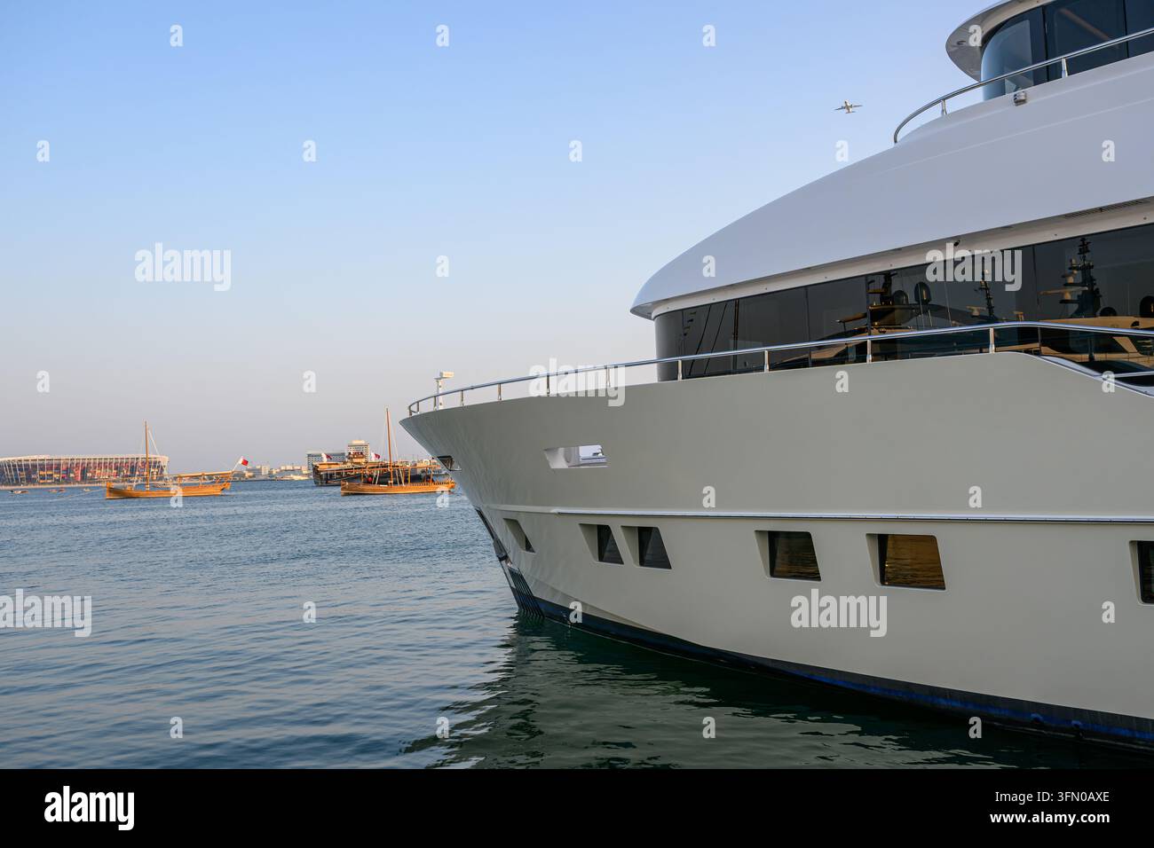 Doha, Qatar - 8 novembre 2024: Una spettacolare fusione di passato e presente al Qatar Boat Show, dove i design di yacht moderni all'avanguardia sono di nuovo ancorati Foto Stock