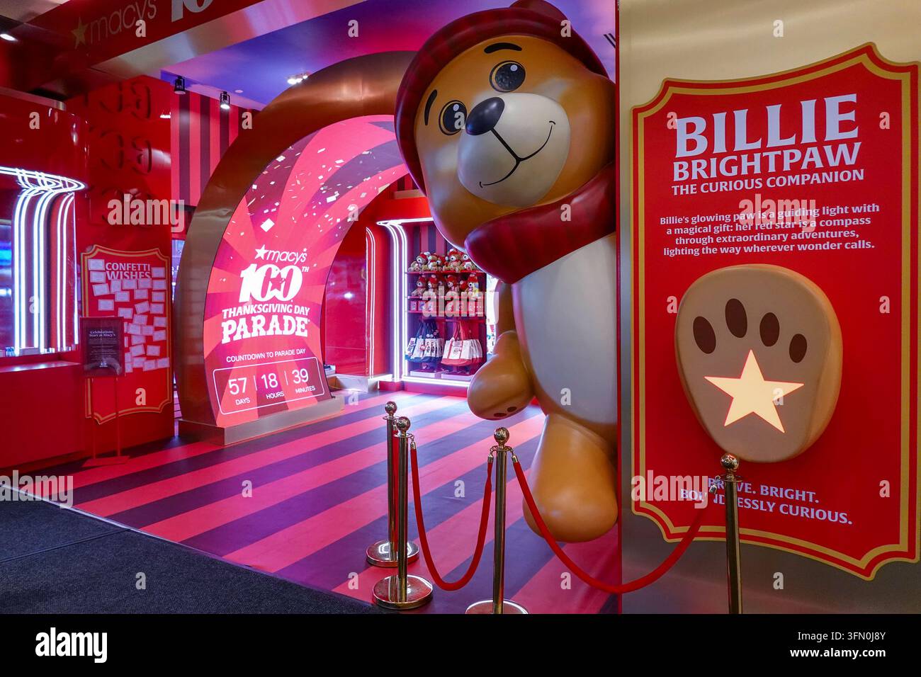Il grande magazzino flagship di Macy's sta facendo pubblicità per il 100° Parata del Giorno del Ringraziamento, 2026, New York City, USA Foto Stock