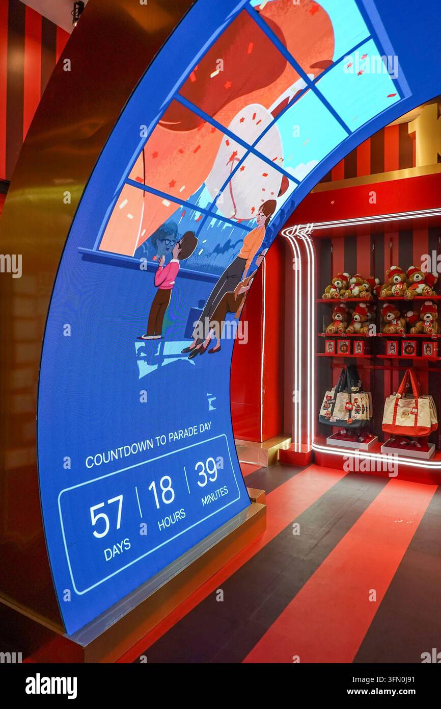 Il grande magazzino flagship di Macy's sta facendo pubblicità per il 100° Parata del Giorno del Ringraziamento, 2026, New York City, USA Foto Stock