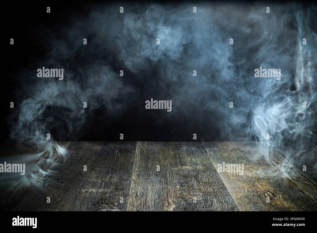 Stanza buia con fumo su una superficie di legno Foto Stock