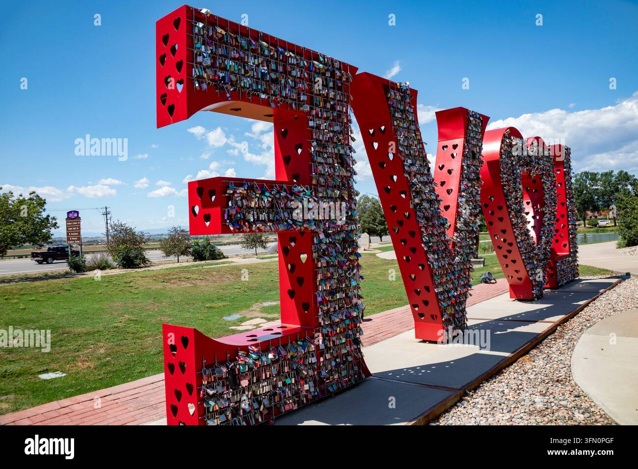 Loveland, Colorado - Un cartello "Amore" all'esterno del centro visitatori della città. Il centro visitatori distribuisce lucchetti che le coppie possono attaccare al cartello per symb Foto Stock