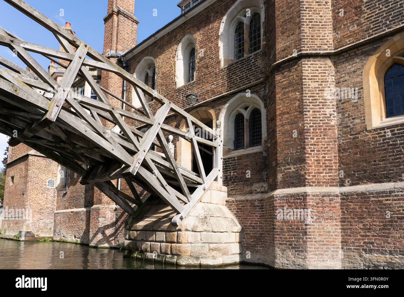Il monumento storico Ponte di legno (Ponte matematico) al Queen's College, Cambridge, Regno Unito. Un ponte ad arco, qui è visibile la base / fondazione dell'arco Foto Stock