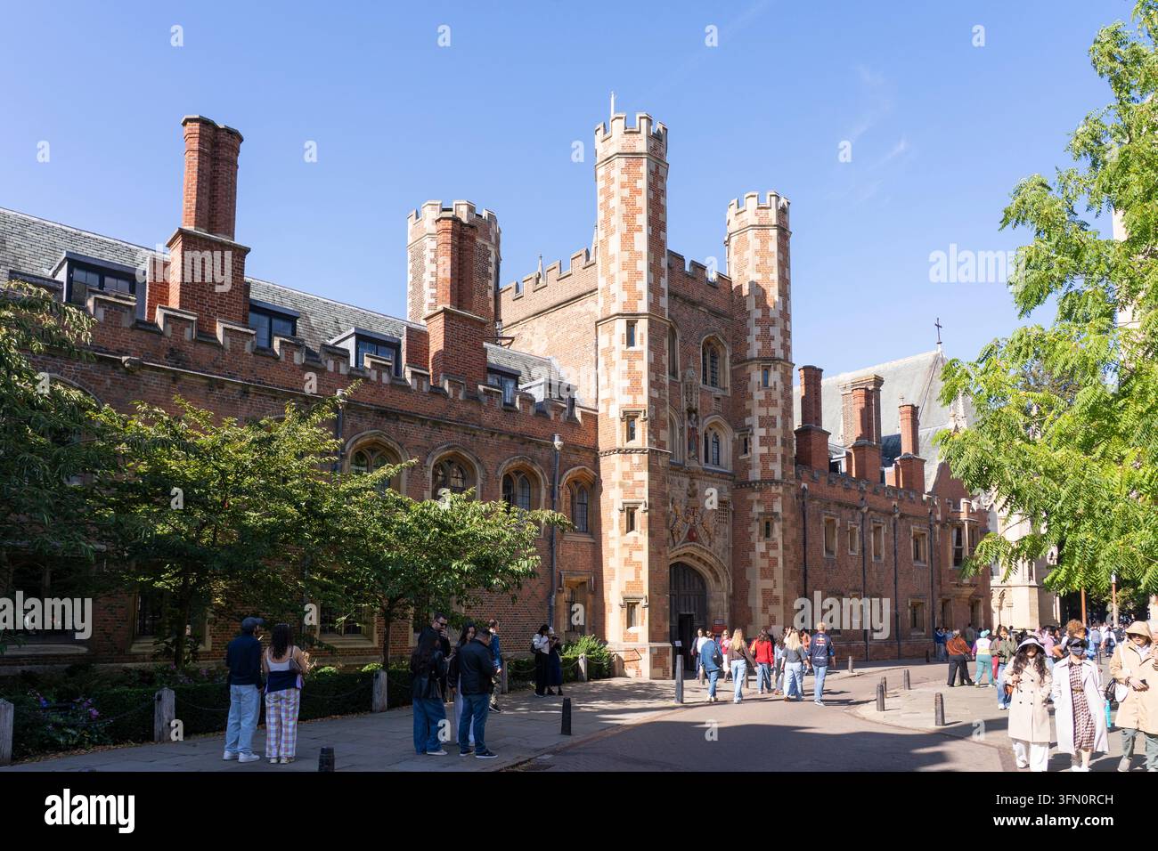 Il portone principale del St John's College, classificato di Grado I, decorato con le armi della fondatrice con visitatori e turisti davanti. Cambridge, Inghilterra Foto Stock