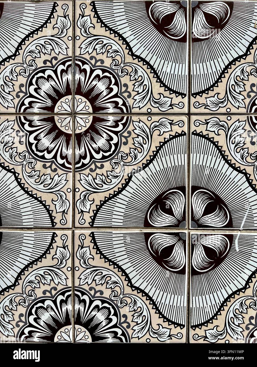 Piastrelle ceramiche azulejo portoghesi con un motivo floreale e a ventaglio marrone e bianco, Portogallo. - Immagine stock catturata con smartphone