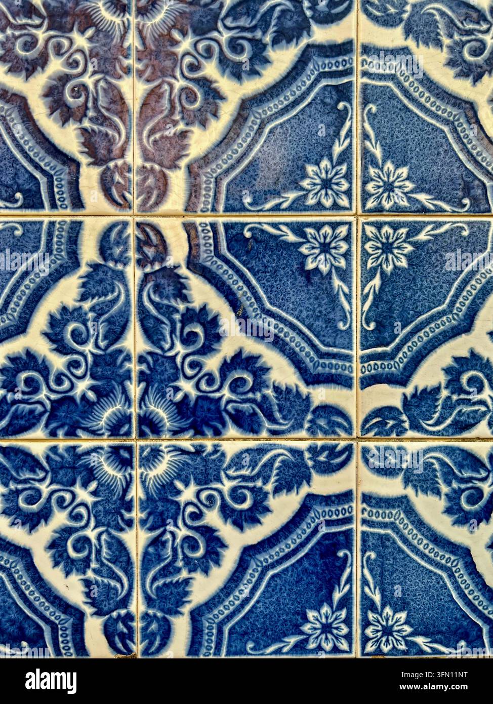 Piastrelle di ceramica azulejo blu e bianche con motivi floreali e a voluta su un muro in Portogallo - Immagine stock catturata con smartphone