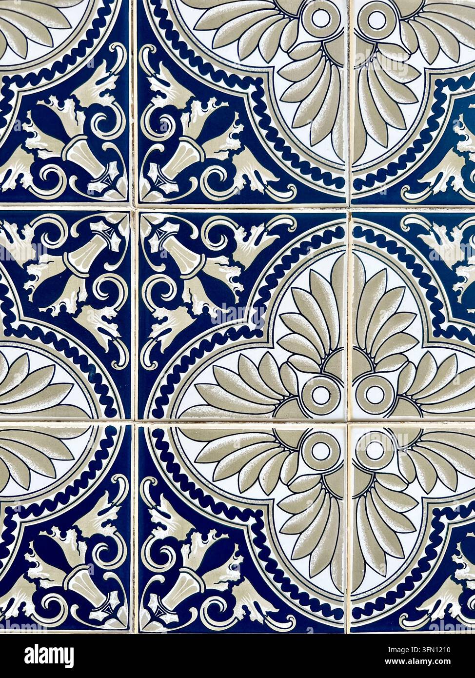 Piastrelle di ceramica azulejo portoghesi in Portogallo con un motivo floreale ripetitivo blu navy e beige - Immagine stock catturata con smartphone