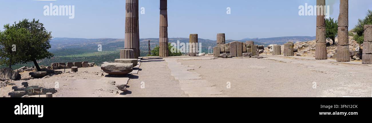 Colonne doriche dell'antico tempio greco di Atena a Behramkale Assos, Turchia Foto Stock