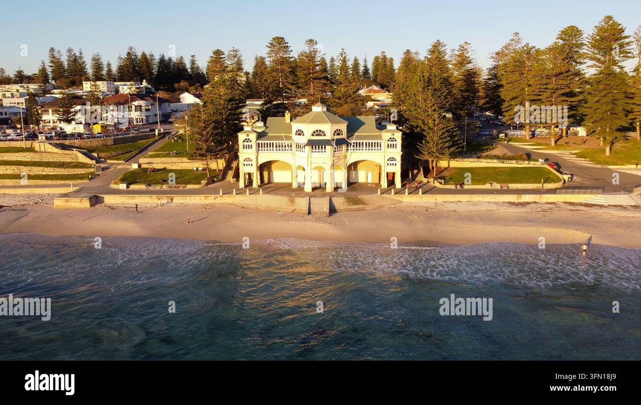 Edificio del tè Indiana della spiaggia di Cottesloe e l'oceano al tramonto Foto Stock