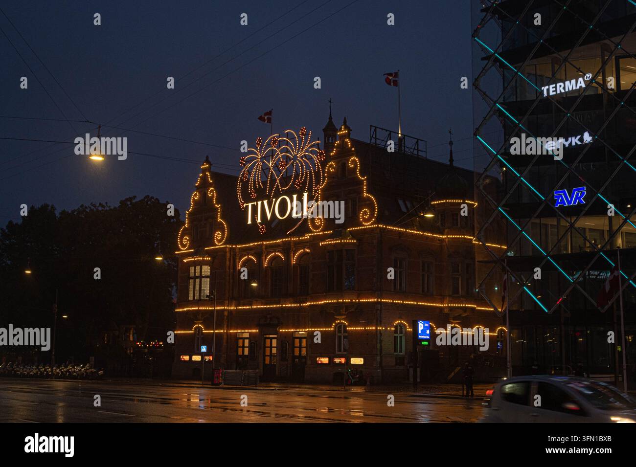 Copenaghen Danimarca - ingresso e facciata illuminati dei Giardini di Tivoli a Copenaghen. Foto Stock