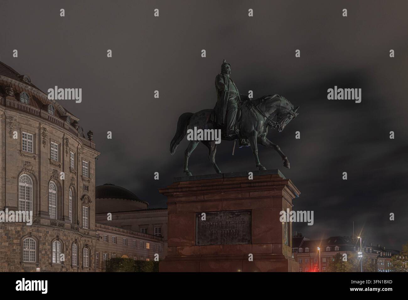 Copenaghen Danimarca - Statua equestre di Federico VII situata su Christiansborg Slotsplads fuori dal palazzo di Christiansborg Foto Stock