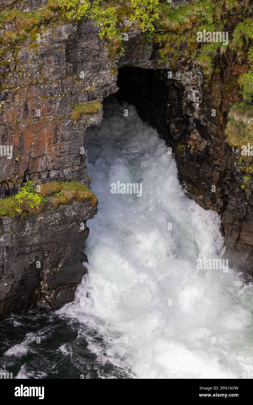Caffè artificiale per il fiume Abisko sotto la ferrovia Foto Stock