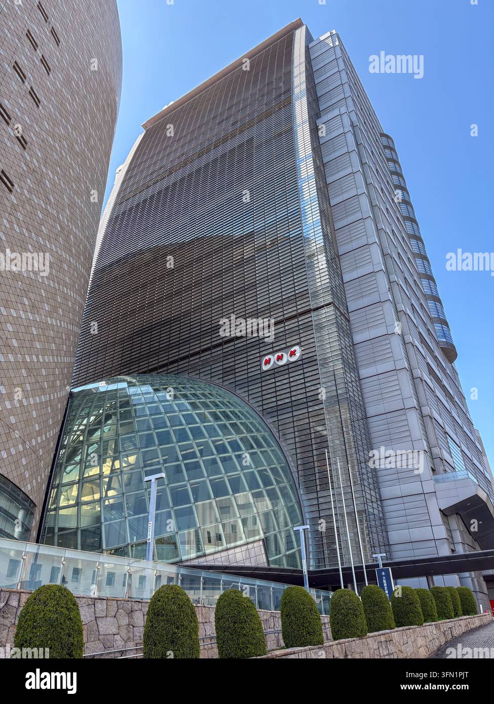 Vista ad angolo basso della cupola in vetro del NHK Osaka Broadcasting Center Foto Stock