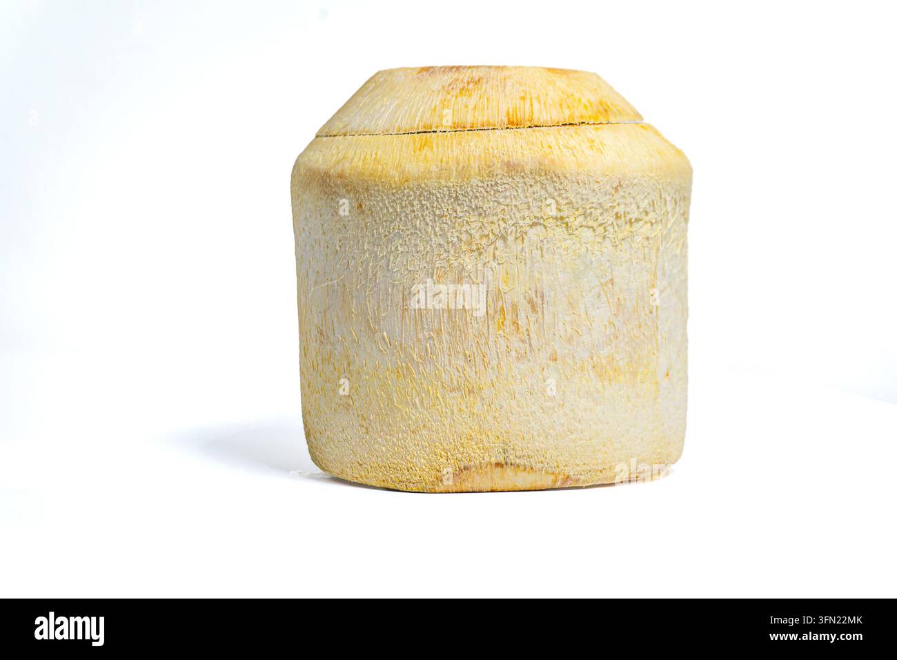 Noce di cocco giovane tagliata con coperchio pre-tagliato e struttura fibrosa della buccia, isolata su sfondo bianco, vista laterale Foto Stock