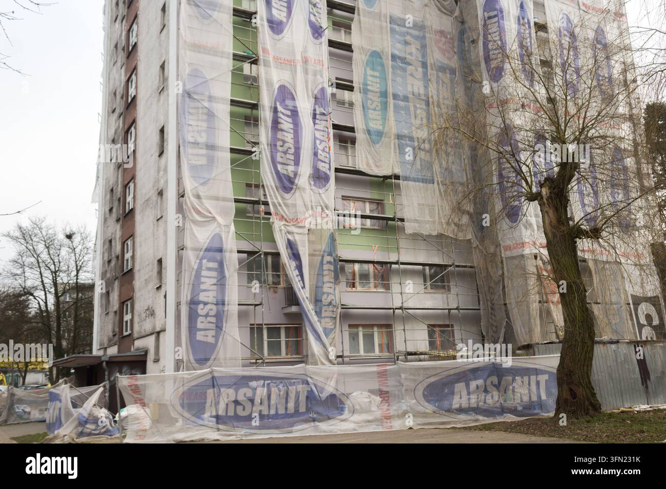 Edificio residenziale in fase di ristrutturazione della facciata con rete protettiva Foto Stock