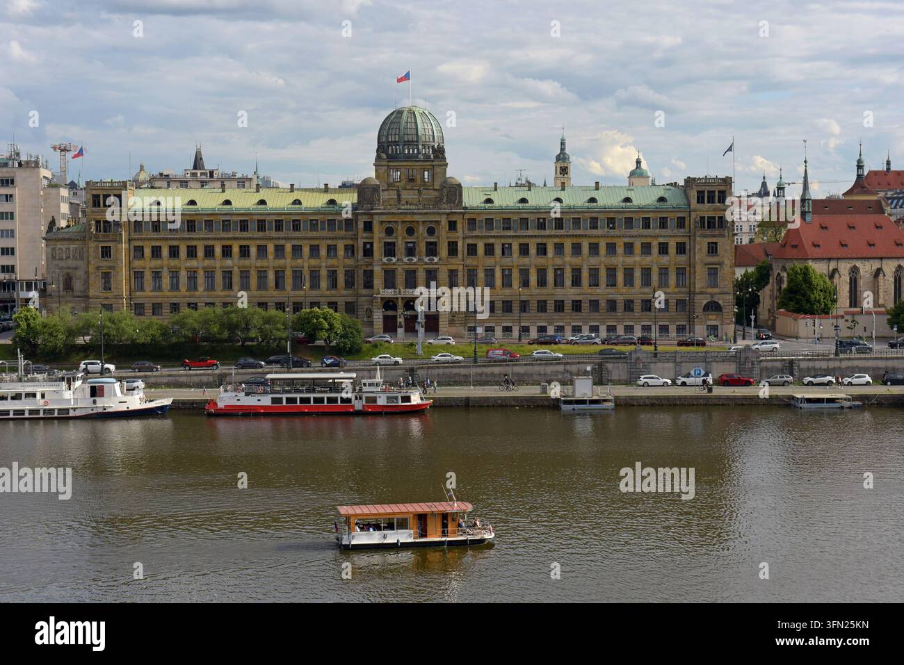 Edificio del Ministero dell'Industria e del Commercio lungo il fiume Vltava a Praga, Repubblica Ceca, giugno 2026 Foto Stock
