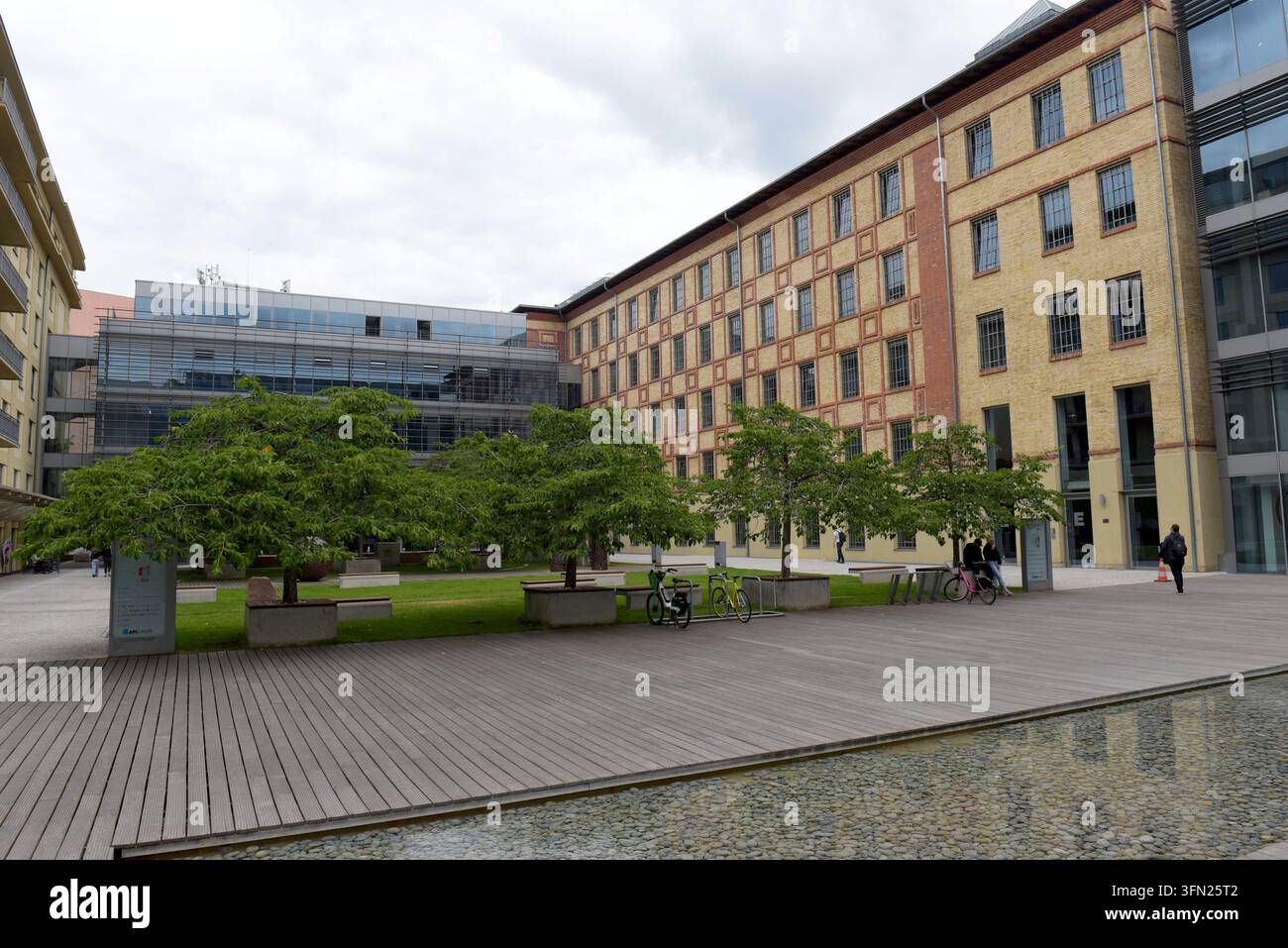 Nuovi edifici per uffici & spazio verde con installazioni artistiche & scultoree nel Classic 7 Business Park, Holešovice, Praga 7, Repubblica Ceca, giugno 2026 Foto Stock