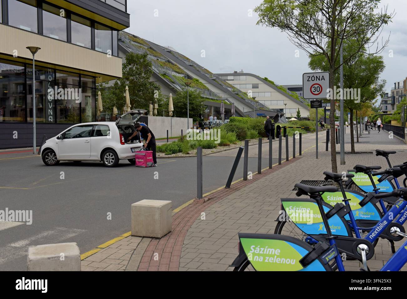 Consegna Foodora nei nuovi edifici residenziali dello sviluppo DOCK Marina Boulevard, Praga, Repubblica Ceca, giugno 2026 Foto Stock