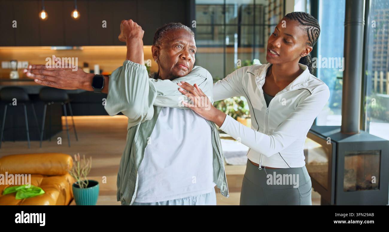 Personal trainer, stretching e salute con donne nere a casa per aiuto, fitness geriatrico e supporto. Istruttore di esercizi, terapia fisica e Foto Stock
