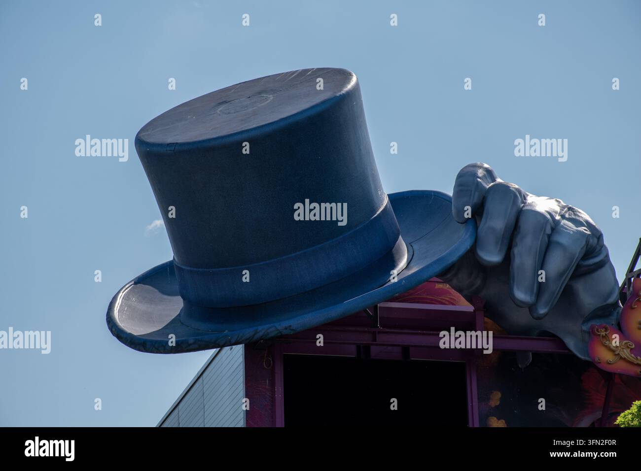 Cappello a cilindro sovradimensionato su un'attrazione del Prater a Vienna Foto Stock