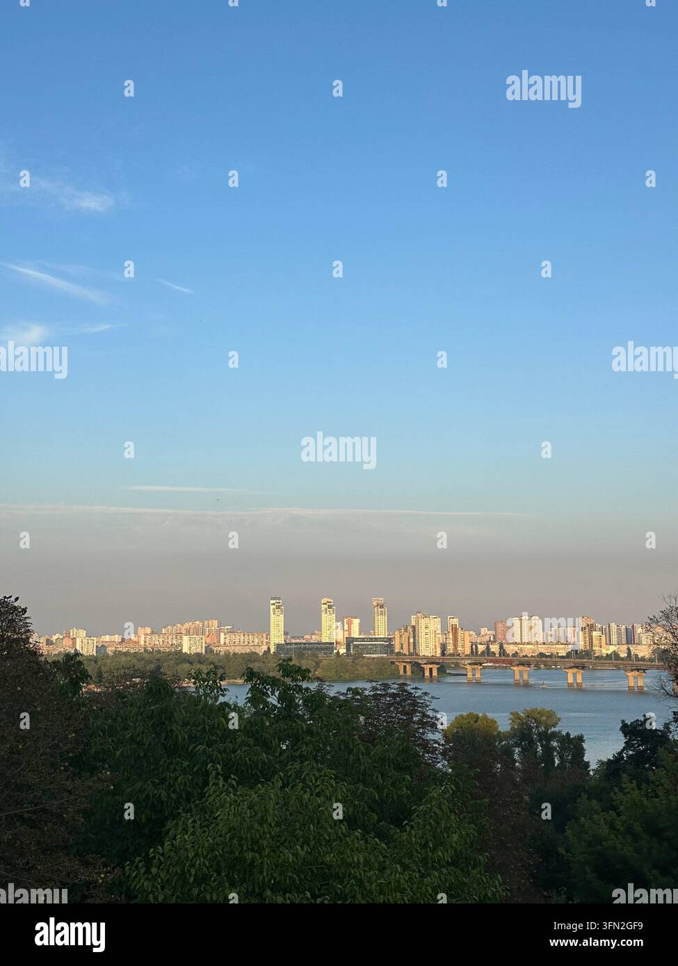 Kyiv, Ucraina - 12 settembre 2026: Vista panoramica dello skyline di Kyiv e del fiume Dnipro dal Parco Paesaggistico di Pechersk. - Immagine stock catturata con smartphone