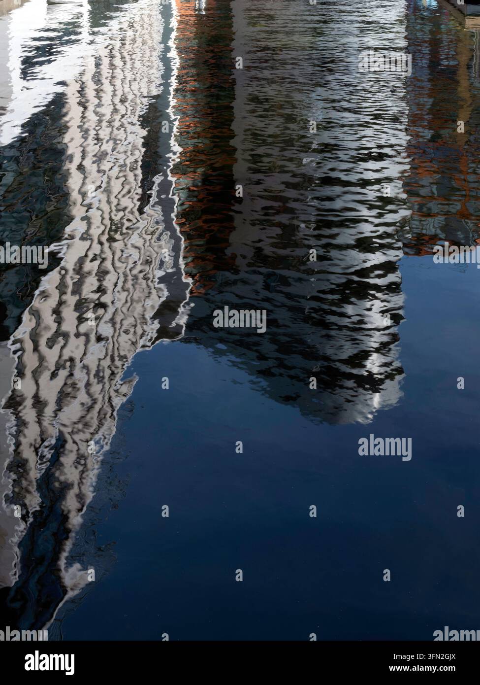 Riflesso sulla superficie dell'acqua degli edifici per uffici da utilizzare come texture di sfondo Foto Stock