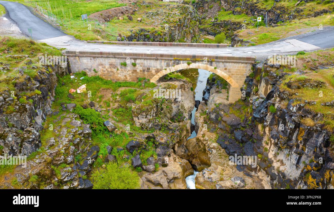 Ponte del Diavolo storico (Seytan Koprusu). Turchia orientale. Muradiye - Van - TURCHIA. Foto Stock