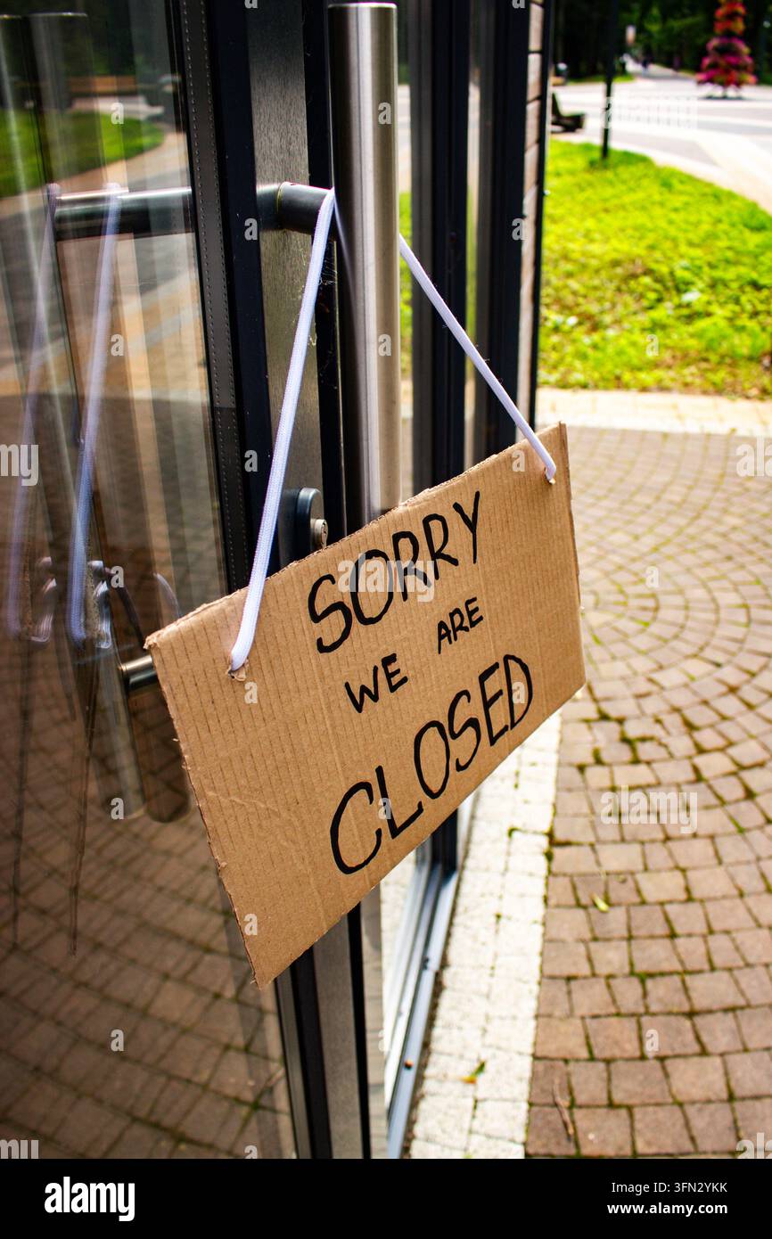 Insegna CHIUSO sulla porta del negozio. Le piccole imprese non possono competere con i mercati online. Fallimento delle imprese locali. La crisi finanziaria distrugge il commercio locale Foto Stock