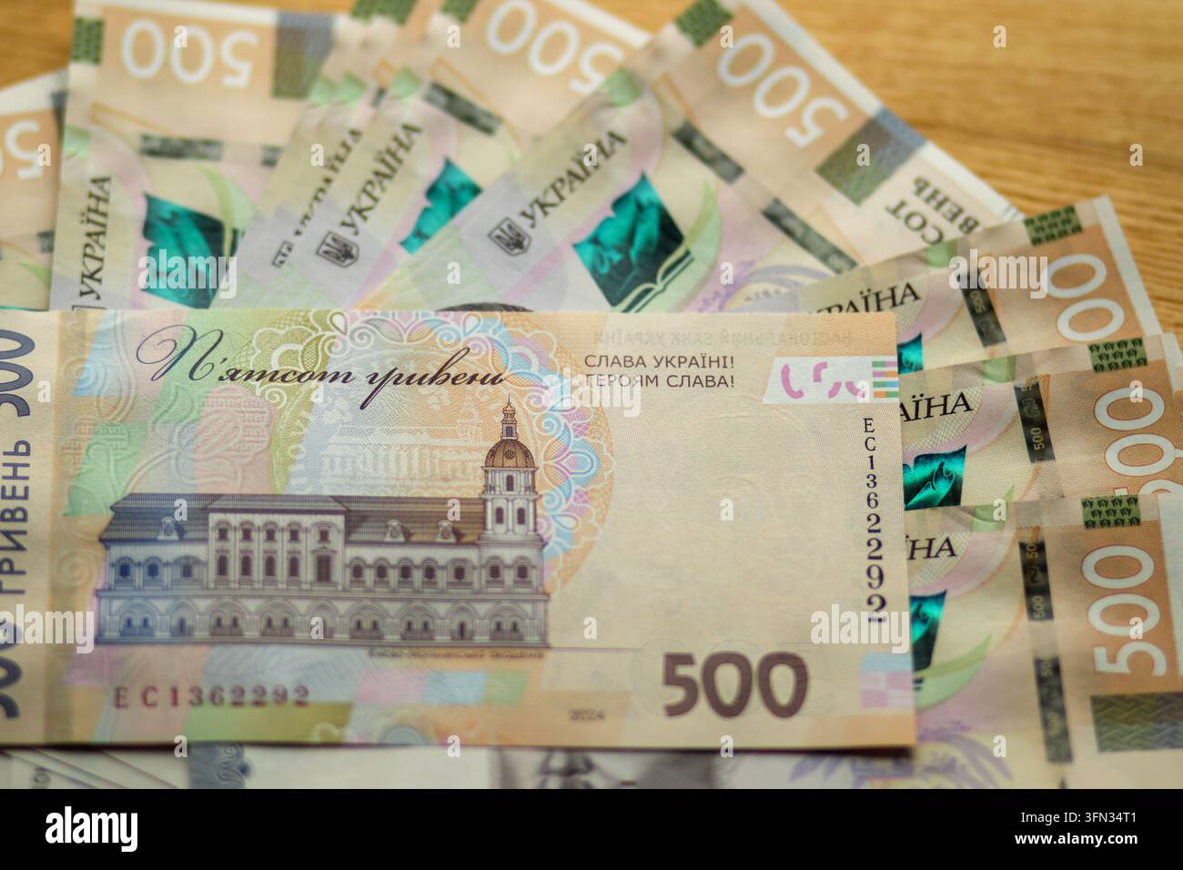 Prima vista di un ventaglio di banconote ucraine da 500 hryvnia su una superficie di legno. Concetto di finanza, banche, economia e denaro. Foto Stock