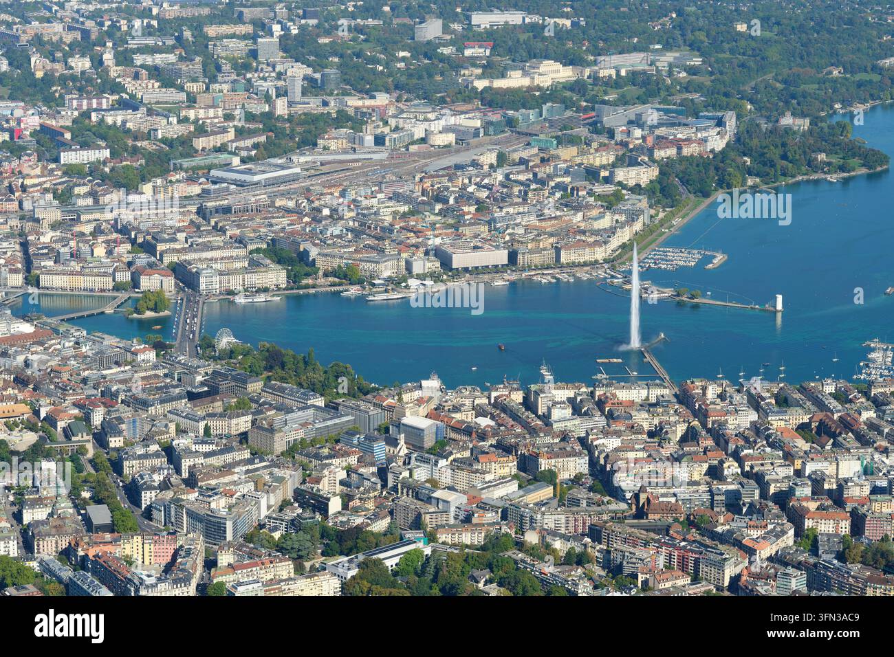 VISTA AEREA. La città di Ginevra all'uscita del Lago di Ginevra. Cantone di Ginevra, Svizzera. Foto Stock