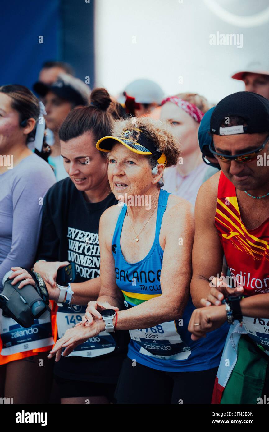 Berlino, Germania, BMW Berlino Maratona 2026, Una donna avvia il suo orologio alla linea di partenza Foto Stock
