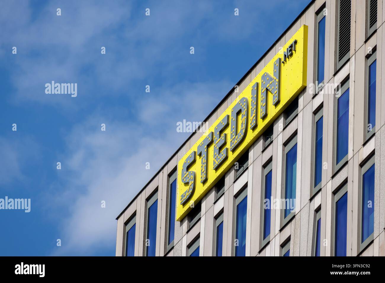 Rotterdam, Paesi Bassi – 28 luglio 2026: Edificio per uffici di Stedin, un operatore regionale di rete di servizi pubblici a Rotterdam, Paesi Bassi Foto Stock