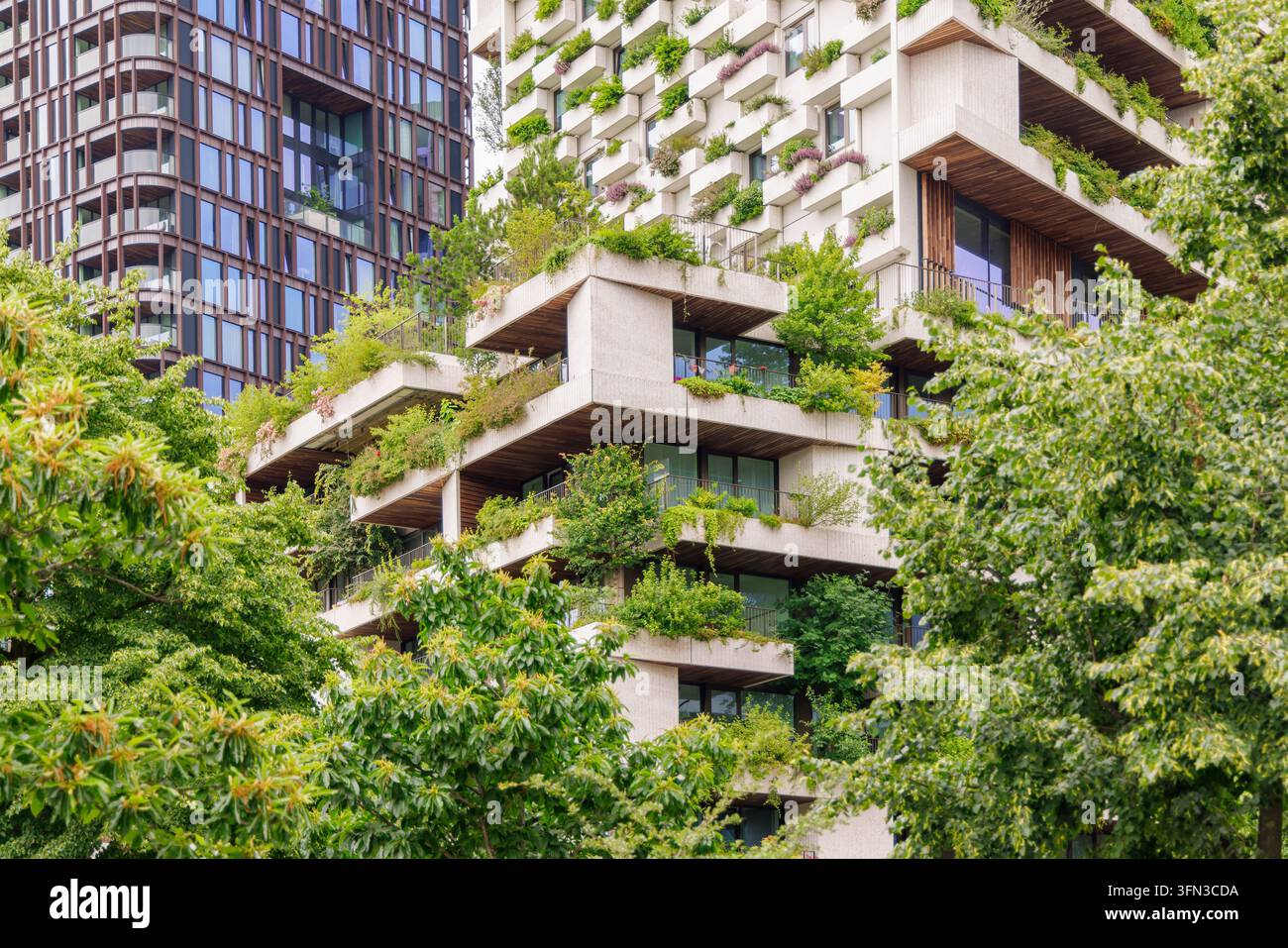 Utrecht, Paesi Bassi – 30 giugno 2026: Appartamenti di lusso con balcone verde e alberi a Utrecht, Paesi Bassi Foto Stock