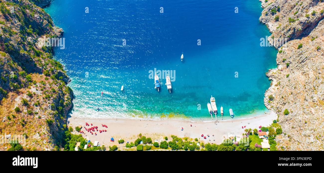 Valle delle Farfalle (turco: Kelebekler Vadisi) a Ölüdeniz. Bellissima vista aerea della spiaggia con drone. Fethiye, Mugla, Turchia. Foto Stock