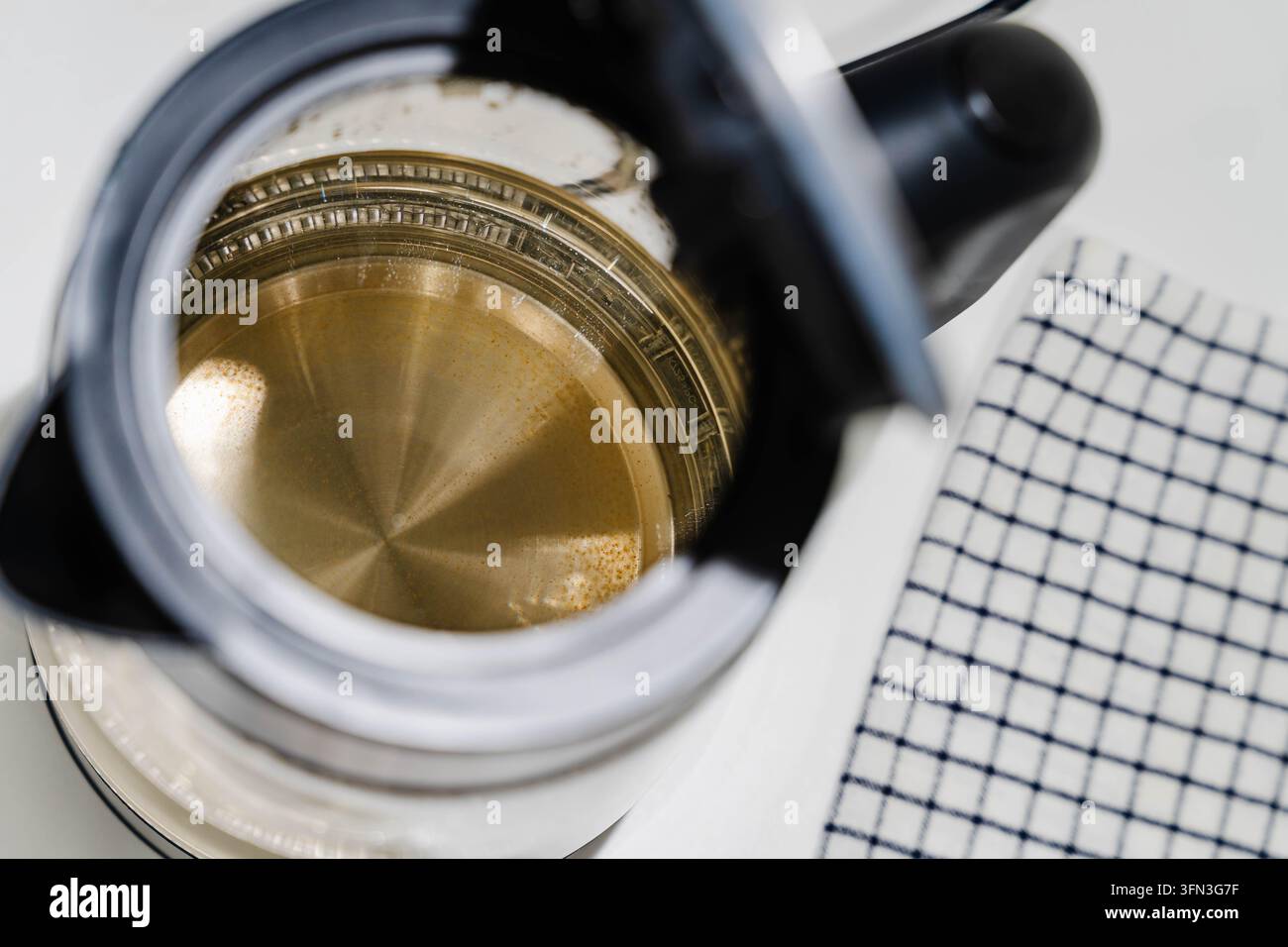 bollitore elettrico aperto dall'alto con sedimenti di calcinaccio e ruggine sulla base riscaldante in acciaio inossidabile. Controllo della qualità dell'acqua potabile e decalcificazione di Foto Stock