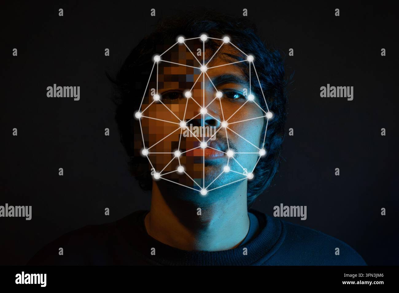 Volto maschile con una rete wireframe di riconoscimento facciale luminosa, divisa da una pixelizzazione digitale. Concetto di deepfake, manipolazione AI, furto d'identità biometrica Foto Stock