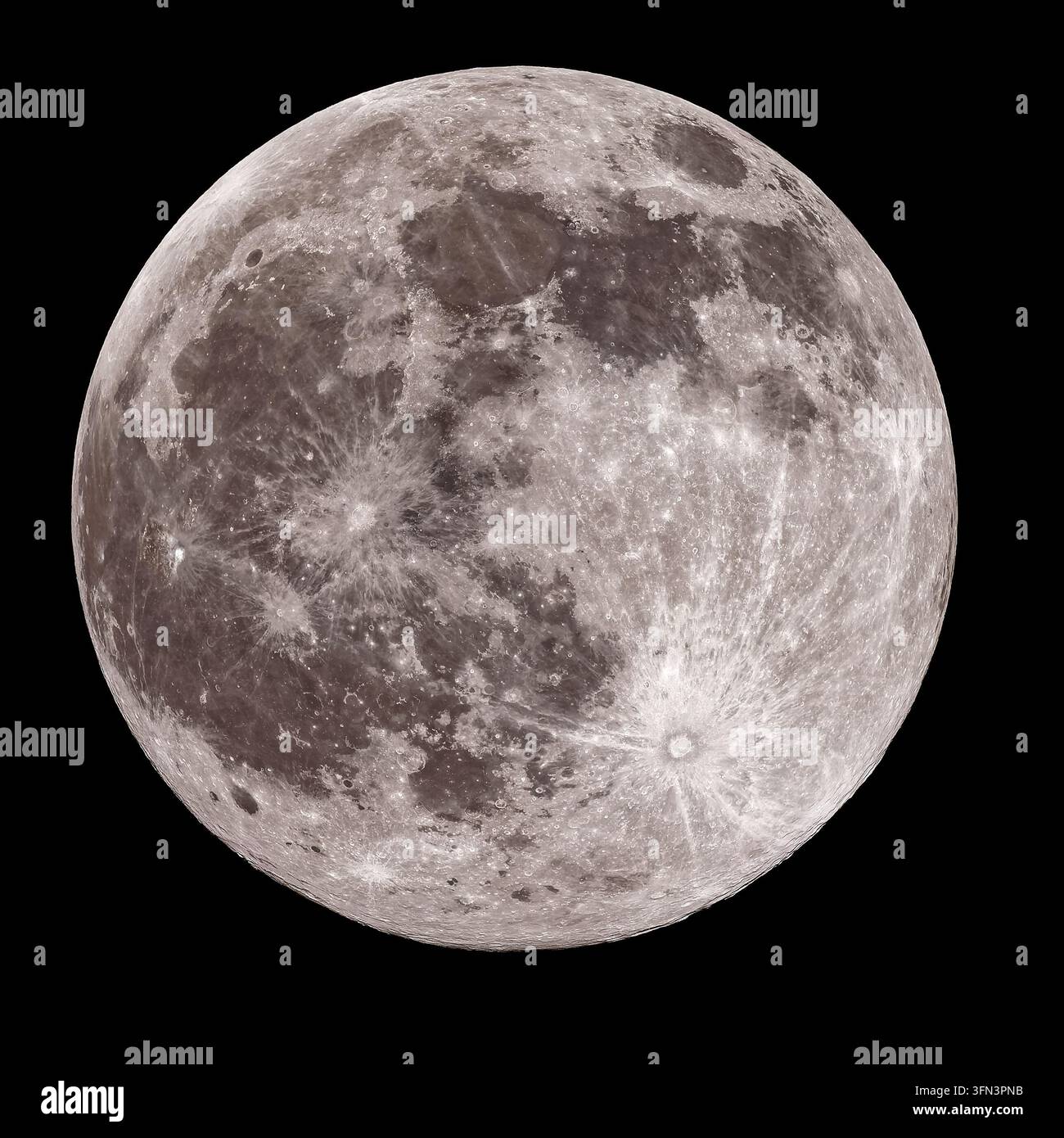 Luna piena dettagliata isolata su sfondo nero Foto Stock