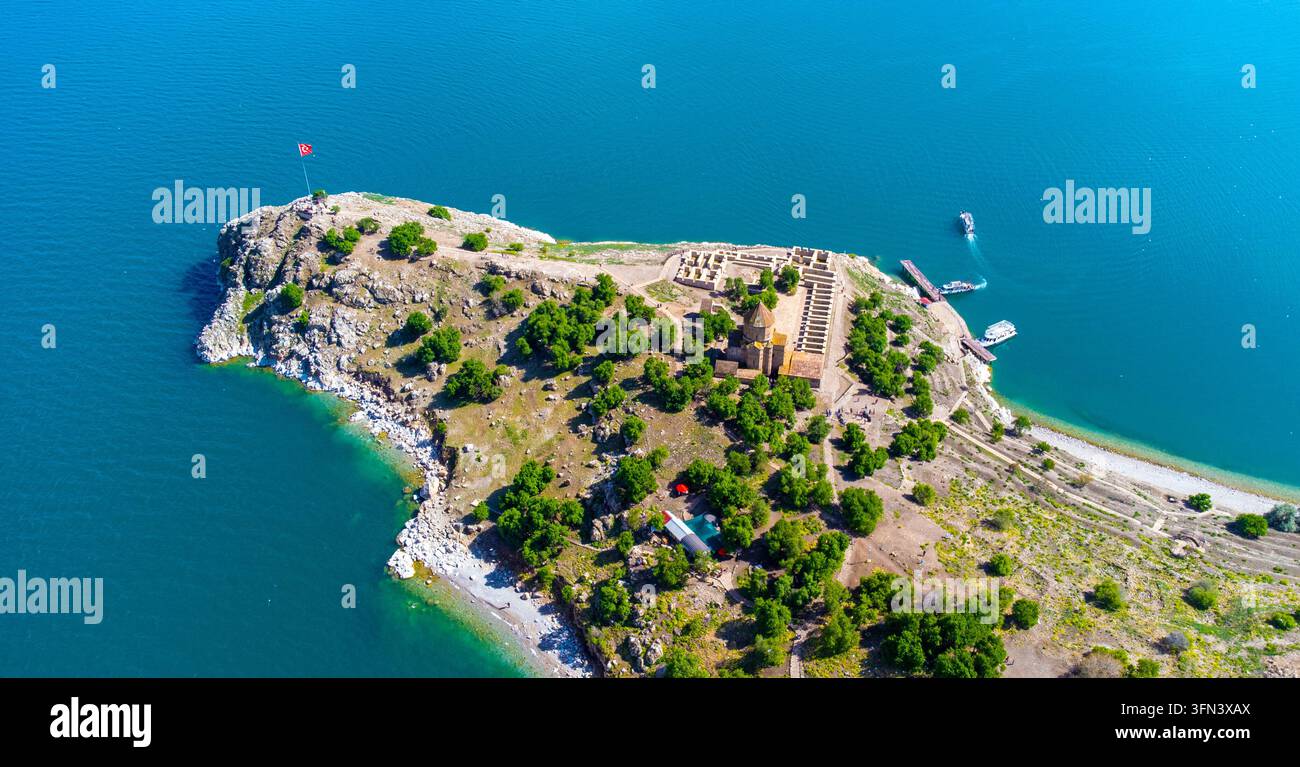 Isola di Akdamar nel lago di Van. La cattedrale armena della Santa Croce - Akdamar - Ahtamara - Turchia Foto Stock