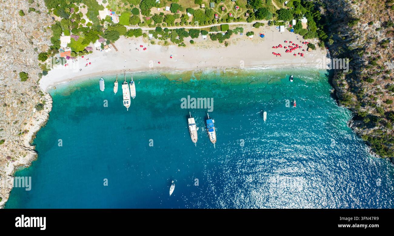 Valle delle Farfalle (turco: Kelebekler Vadisi) a Ölüdeniz. Bellissima vista aerea della spiaggia con drone. Fethiye, Mugla, Turchia. Foto Stock