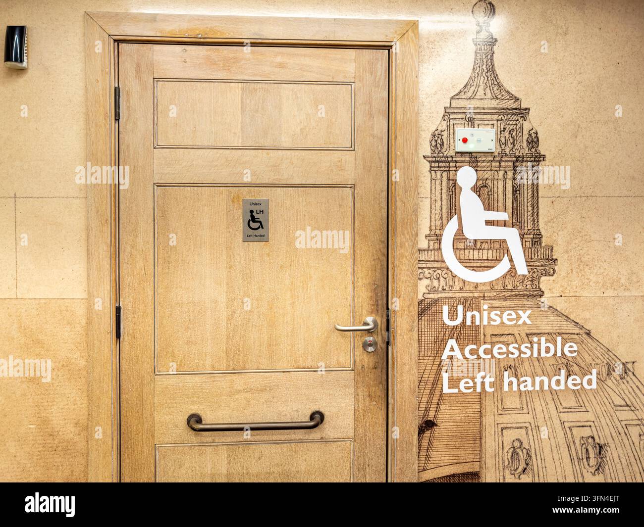 Un bagno accessibile unisex per mancini nella cripta della Cattedrale di San Paolo, Londra, Inghilterra, Regno Unito Foto Stock