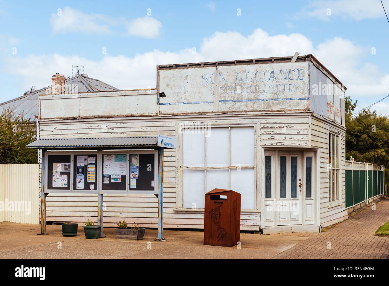 RUPANYUP, AUSTRALIA – 27 SETTEMBRE 2025: Un vecchio edificio di legno consumato con vernice sbiadita si trova in Cromie Street nella città rurale di Rupanyup, Vi Foto Stock