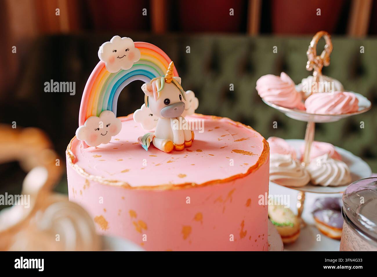Torta di compleanno unicorno rosa con decorazione arcobaleno Foto Stock