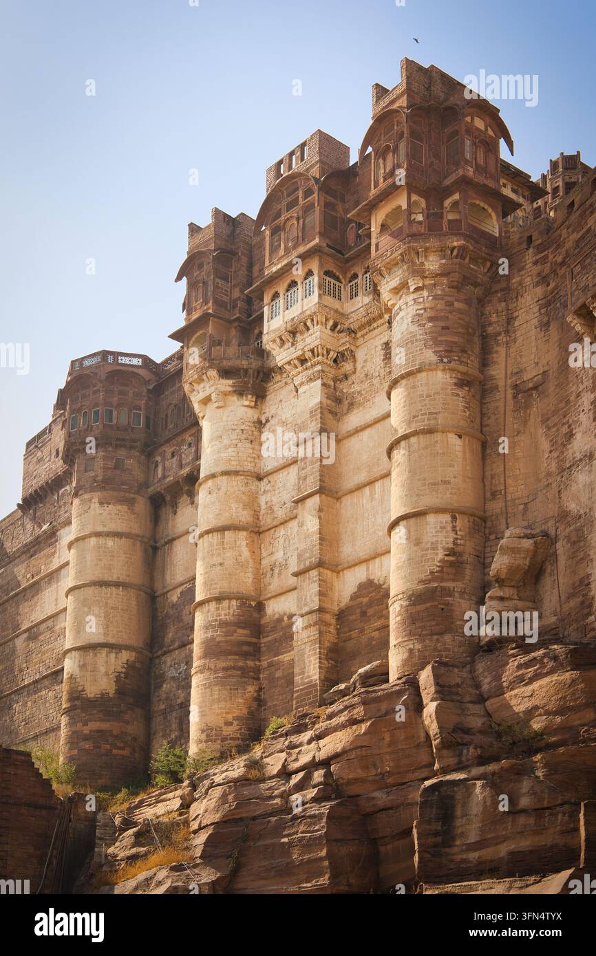 Vista del forte Mehrangarh con un'architettura rajput intricata e enormi mura di arenaria che si ergono sopra un terreno roccioso a Jodhpur, Rajasthan, India. Foto Stock