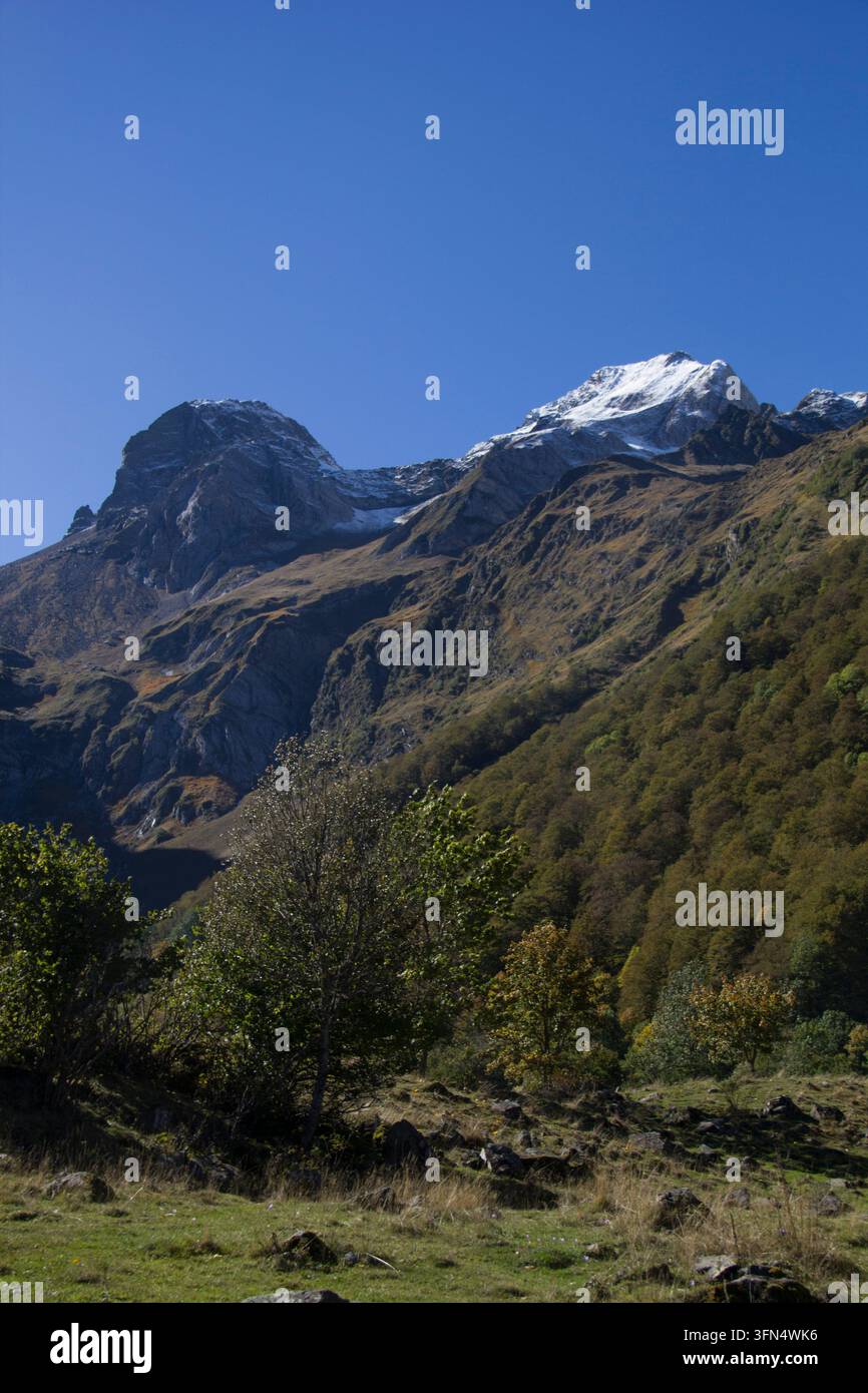 Montagne e valli, sentieri, in toni autunnali Foto Stock
